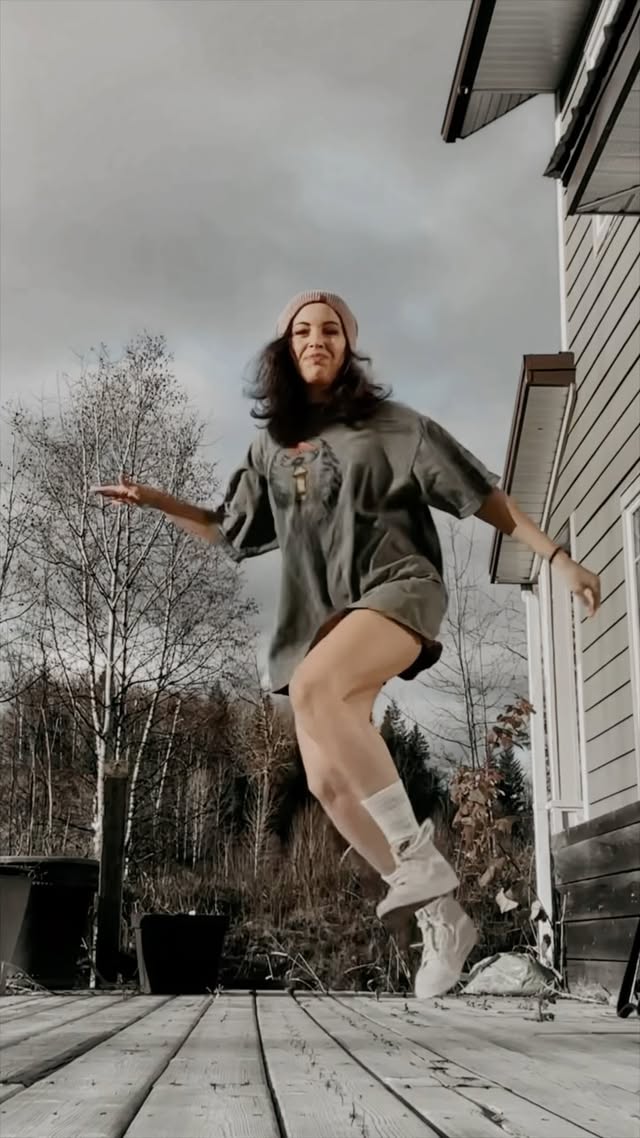 “We don’t really heal anything. We simply let it go” —Carl Jung#shuffling #freestyleflow #shufflecanada by @wildrising
