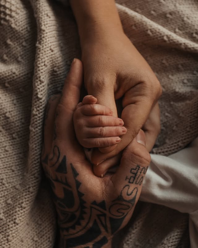 Maui • 7.12.23 • 56cm • 3800 gr 🤍Unsere Herzen sind voll .. Nach fast 5 Jahren halten wir nun unseren größten Schatz in den Händen und können unser Glück kaum in Worte fassen. Wir sind verzaubert, verliebt und einfach unheimlich glücklich, dass wir das hier erleben dürfen. Ganz anders als geplant aber dennoch wunderschön durften wir dich vor ein paar Tagen in dieser Welt begrüßen. Seit gestern sind wir wieder Zuhause, unser Leben hat sich seitdem komplett auf den Kopf gestellt und alles andere ist so enorm nebensächlich geworden. Wir lernen uns gerade erst richtig kennen und genießen unsere wertvolle erste Zeit zu dritt als kleine Familie .. alles was wir uns immer erträumt haben, ist nun tatsächlich zur Realität geworden. 🥹🤍 Diese Liebe die man für diesen kleinen - eigentlich ja sogar noch unbekannten Menschen - empfinden kann ist endlos! Die komplette letzte schlaflose Woche, Schmerzen, Chaos im ganzen Haus und die Emotionen die mit uns aktuell durchgehen, sind sofort vergessen, sobald wir unserem kleinen Maui in die großen Knopfaugen schauen. 🥹Von Herzen danke für alle eure lieben Nachrichten und Glückwünsche. Wir wissen eure Liebe und euer ganzes Mitfiebern sehr zu schätzen. Wir werden die nächsten Tage in unserem Tempo eine neue Routine finden und immer mal wieder was von uns hören lassen. 🥹🤍_________________________#newborn #baby #kiwu #ivf #wonder #anajohnson by @anajohnson