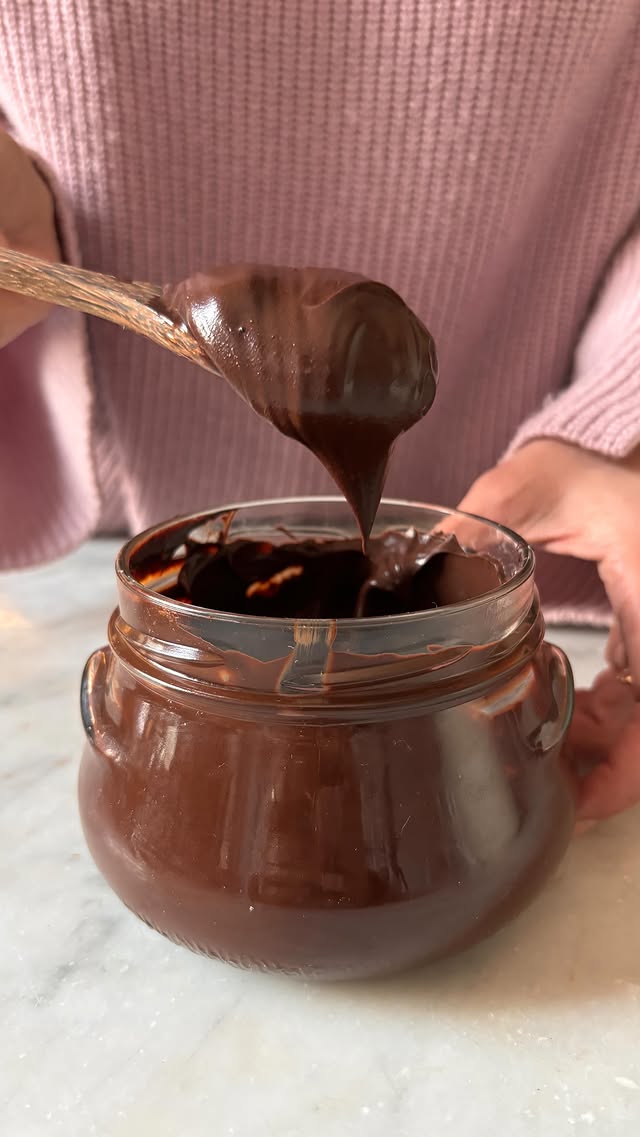 Crema spalmabile al cacao con solo 3 ingredienti! 😍Ragazze provo con voi per la prima volta questa Ricettina ! Non ci crederete mai , ma il risultato è sorprendente! Per farla, vi basta frullare insieme 80 ml di miele 🍯bio , 160 ml di acqua e 100 gr di cacao 🍫amaro in polvere bio . 2 mini e il gioco è fatto! ⏱️💥 Zero zuccheri raffinati, solo ingredienti naturali per un risultato cremoso e goloso! 😋 🫙Conservate in frigo la crema in un contenitore ermetico per una settimana. Perfetta da spalmare sul pane o per aggiungere un tocco di dolcezza a yogurt o da mangiare semplicemente al cucchiaio! ✨Mai più crema di cacao da comprare! #healthy #healthylifestyle #cremacioccolato #ricettafacile #fitfood #cremacacao #miele by @michelacoppaofficial