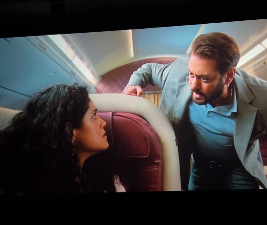 To be rescued by none other than #Sikandar @beingsalmankhan !! #dreamcometrueClosing the day with a tonne of #gratitude 💖🪷💕Thank you @mukeshchhabracc @castingchhabra @a.r.murugadoss @dop_tirru @nadiadwalagrandson @skfilmsofficialThank you all for pouring your love out to me and for appreciating my acting in Salman Sir’s opening scene ❤️ so so #grateful ✨#upwardsandonwards #salmankhan #sikandareid2025 #salmankhanlovers #salmankhanfanclub #bollywood #newrelease #mumbai #nehasharmaiyer #nehaiyer by @nehaiyerofficial