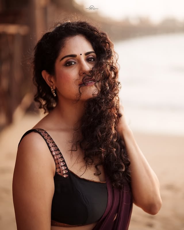 Your journey is yours. No comparison required ❤️#aahistaaahista #onedayatatime 📷 @hegdearun #photooftheday #beach #sunset #saree #photography #photoshoot #sareelove #photographer #vintage #curls #curves #curlyhair #actor #model #nehaiyer #nehasharmaiyer #actress #mom #singlemom #momsofinstagram #momblogger #women #woman #beauty #grace #elegance #desi #indian by @nehaiyerofficial