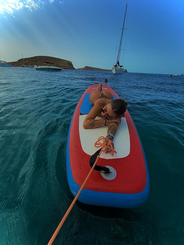 Entre chapuzones, postureo y peleas por el flotador, seguimos siendo esa pareja que no sabe estarse quieta ni en la playa. Que nos quiten lo tostado 😎🌊#SolPlayaYNosotros #IbizaConMiPersona #VacacionesEnModoNovios #SomosEseCaos #LoveEnLaArena by @gabriellahahlingag