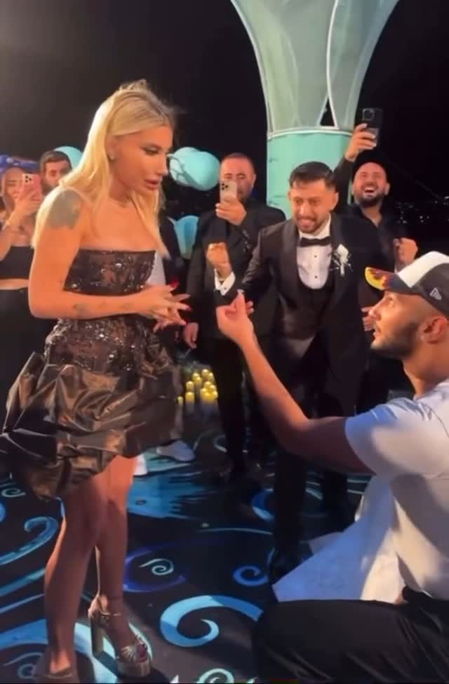 İşte gerçek sürpriz beklenmeyen evlilik teklifi kırmızı ojeler yüzde beklenmedik şok… İrem Derici sevgilisinden Eda Sakız& Burak Bulut çiftinin düğününde evlilik teklifi almış💍💍 Düğünden gelen evlenme teklifi hakkında ne düşünüyorsunuz? by @blogyagmuru3