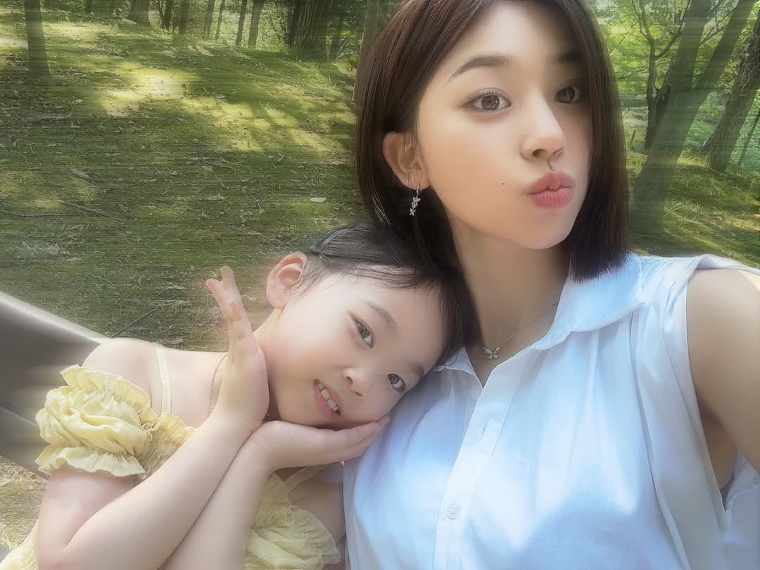 모종의 사건으로 인해 지인과 가족들을 최대한 노출 안시키려고 하는데울 딸내미 엄마 자랑 너무 해대고…😂 얼굴이 이제는 신분증 수준이라 숨길수가 음네 😂너무 닮았자나😂#모녀#자매#아님 ㅜㅜㅋㅋ