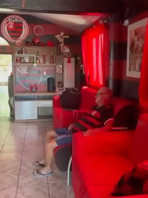 Vou fazer esse registro porque esse tipo de conteúdo me traz um orgulho pessoal que nenhum dinheiro no mundo compra.O seguidor @carloschaves_adv me procurou para me enviar esses vídeos do “Seu Dedê”, que, como vocês podem ver, é torcedor fanático do Flamengo.Seu Dedê mora em um distrito rural chamado Amanaiara, que fica a 10km de Reriutaba-CE (250km da Fortaleza capital) e tem cerca de 4 mil habitantes. Ele, além de ser um apaixonado pelo Flamengo, também é consumidor assíduo dos meus conteúdos no Youtube.Sei que, como Seu Dedê, tem vários rubro-negros espalhados pelo Brasil (e também fora do país) que são meus seguidores e me acompanham nas redes sociais a todo momento.Só agradecer a Deus por me dar saúde e disposição diariamente para continuar trabalhando e “entrando” na casa das pessoas.🙏🫶 by @venecasagrande