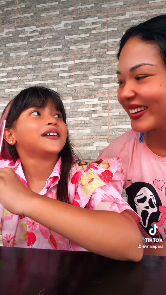 👧🏻O seu sorriso é a continuação da felicidade e eu já conhecia ele bem antes de você nascer. Eu nunca imaginei ganhar um presente vindo do céu e Deus me mandou você, o pedaço do amor, o meu pedaço do céu. Hoje, 30/08 você está completando 11 aninhos, e eu só quero agradecer por sua vida. Se eu estou longe, não é porque quero e você sabe bem disso. Mas mesmo distante, eu sei que você me tem por perto. Eu só quero que saiba, que por você, eu sou capaz de tudo. Espero um dia, que isso tudo acabe e eu possa te ter novamente em meus braços. As vezes olho você e me vejo, é como um espelho que reflete a alma, e que jamais poderá viver distante por muito tempo. Feliz aniversário 🎈 Lanna 🎂 by @inaie_para