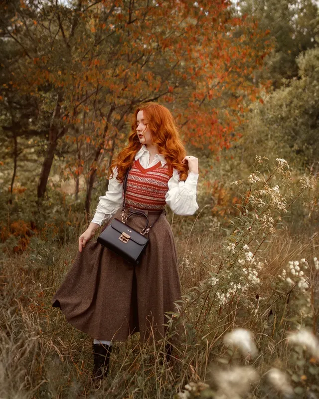 Fall fashion does have a special place in my heart 🍂🤎Beara Beara bags wills always be my favorites for their vintage inspired design, and their new Renee bag will go perfectly with all my fall outfits. I adore the fact that you can even customise it with their embossing service. Having my initials on it feels so special and reminds me of the antique suitcases I love to collect. A piece like this is something to be cherished for a lifetime 🤎Bag : @beara_beara Renee bag in black with gold embossing /Paid collaboration #vintagefashion #autumnaesthetic #autumnfashion #vintageaesthetic by @annesvintagediary