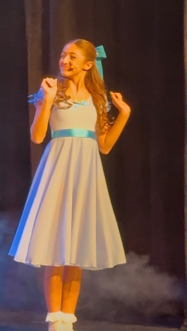 Quanta honra interpretar a Wendy no Musical Peter Pan do @estudio_lesarts Foi incrível! 🩵#camihager #musicalpeterpan #teatromusical #wendy #umbeijodacami by @camiharger_
