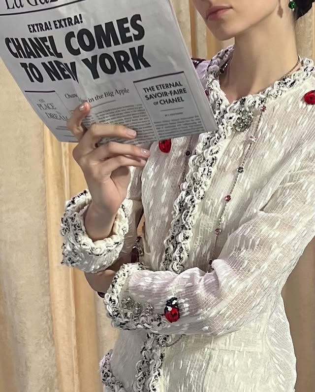 Thank you so much @matthieu_blazy and @bitton for this amazing opportunity🤍 Walking my first @chanelofficial show still doesn’t feel real… it’s something I’ve pictured a thousand times in my mind, and yet the real thing was so much bigger, so much more magical than anything i could’ve imagined. Thank you to @chantalenadeau, who never stopped believing in me even on the days I struggled to believe in myself. Your guidance, your patience and everything you’ve taught me have shaped me into the person and model I am today. 💞Thank you @akeemjr and @omarsteelejr, your support means everything, I’m so grateful to have a team that shows up for me the way you do ⭐️ by @ameliaferland