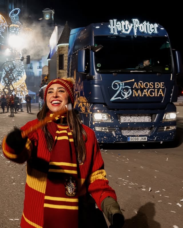 He empezado el año de la forma más mágica posible, repartiendo caramelos en la carroza de Harry Potter y cumpliendo un sueño 🥹⚡️✨♥️ Gracias @harrypotterspain @hbomaxes @anamgan Fue la mejor tarde de Reyes de mi vida🫂