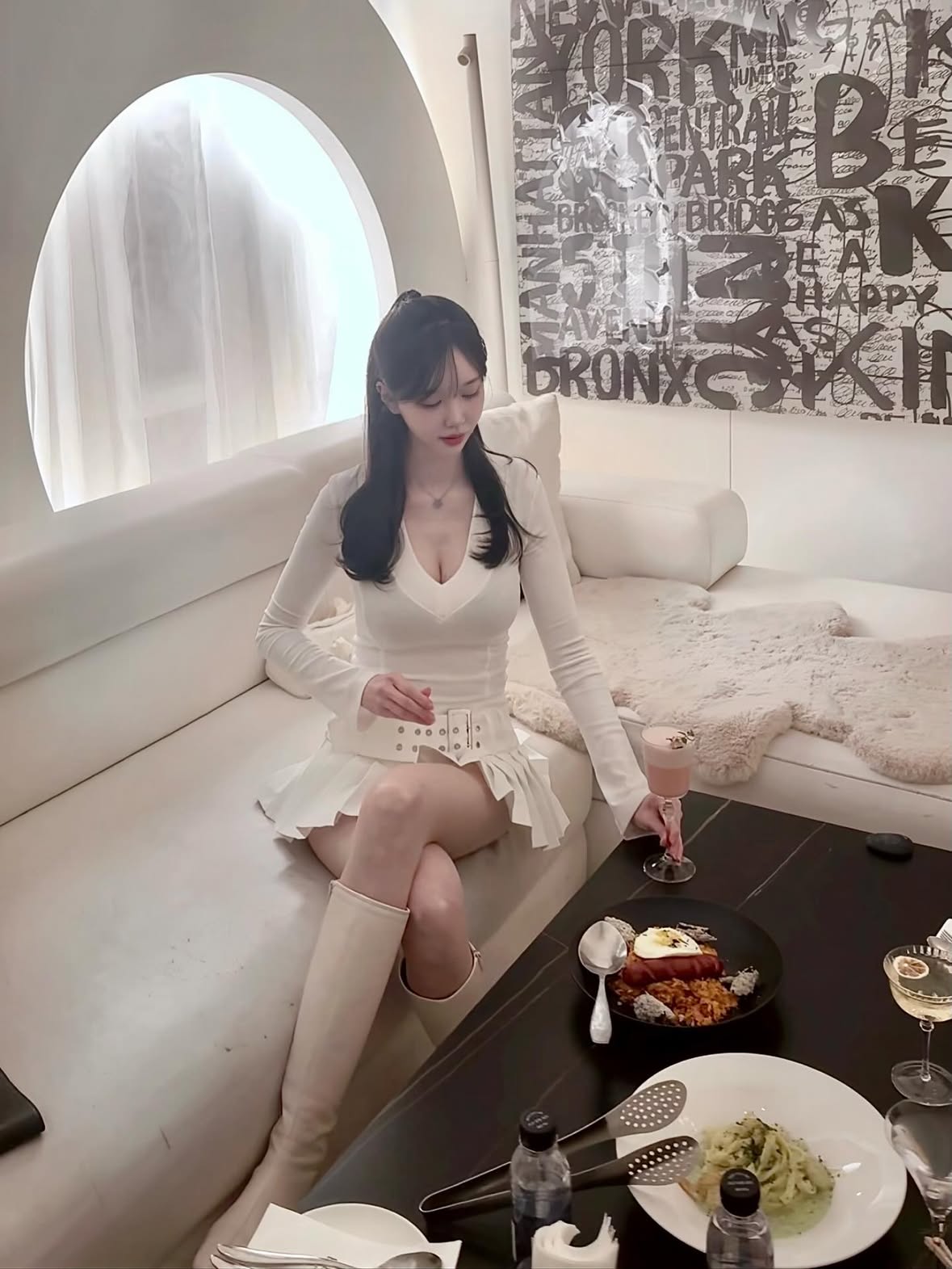 시그니엘 방값 보다 비싸다는 #벨레어 라운지 룸너무 고급지고 예뻐서 공주들 파티장소로 딱❕🩷블투+조명조절도 가능해서 분위기 미쳤어요 ,, 🔥음식은 또 올마나 마싰게요 ⸜( ᵒ̴̶̷͈ᗜᵒ̴̶̷͈ )⸝ 어머 여긴 또 와야돼🫢 by @175cm54kg