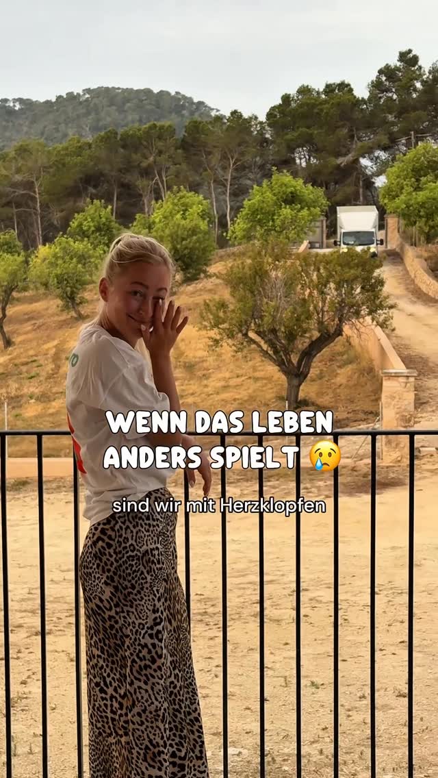 Wenn ich allein an die ganze Arbeit im Garten denke wird mir schwindlig. 😵‍💫 Im Leben hätten wir das nicht gemacht.. wenn wir geahnt hätten wie es kommen wird. 800 Rasenpflanzen in harten mallorquinischen Boden zu pflanzen war so ein Akt - oder auch die ganzen Steinkreise, das Einpflanzen und und und. Ich weiß gar nicht ob das so rüberkommt und ob man sich vorstellen kann, wie viel Zeit und Energie uns das eingenommen hat. 🙈 Puhhh das tut schon weh.. aber ja, es nützt ja nichts. Wir können gerade nichts anderes tun als nach vorn zu schauen und dran zu glauben, dass es für irgendwas gut war - & das es genauso kommen sollte. Auch wenn das gerade noch schwer fällt. ...#goodbyegermany #mallorcaleben #wohnenundgarten #landhausliving by @lisaxdaniel