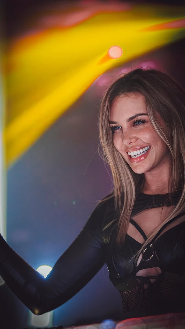 T’es pas malheureux, t’as juste besoin de ta hard techno girl 🖤 @amp.festival 📸 : @androcamprod by @adixia