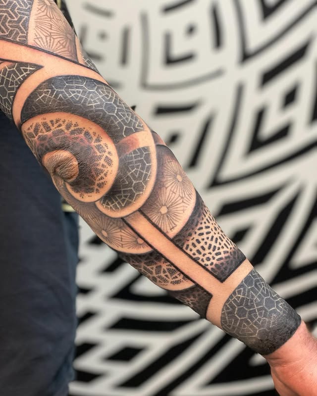 One of my favorites from the last couple years 😎 #geometrictattoo #geometric #pattern #madewithgeometrica #blackwork #blackworktattoo #goodpointtattoos #oakville #torontotattoo #tattoos #dotwork #pointillism #coryfergusontattoos by @coryferguson