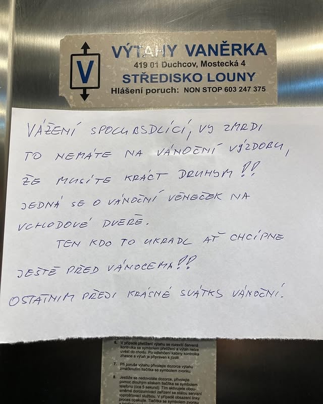 Vážení spolubydlící … přeji krásné svátky vánoční by @pasivne_agresivni_cedule