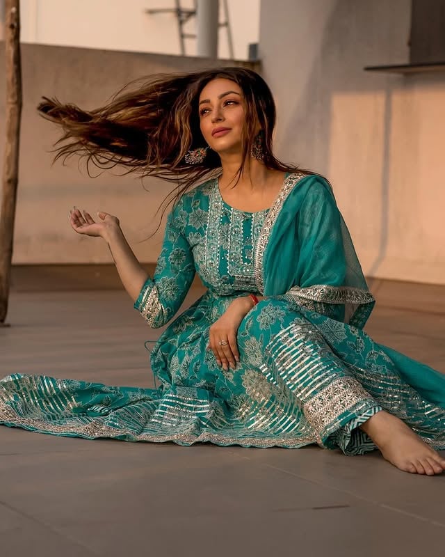 Monday blues 💙...Captured by- @priyansh.thakurr .MUA- @makeupbypoojasha .Outfit- @shashi.india ...#indianwear #traditional #mondayblues #trending #love #ootd #liveauthentic #fashion #fashionblogger #stylediary #goldenhour #happy #smile #instagood #instafashion #whatyouseekisseekingyou 🧿💕🧚🏻‍♀️
