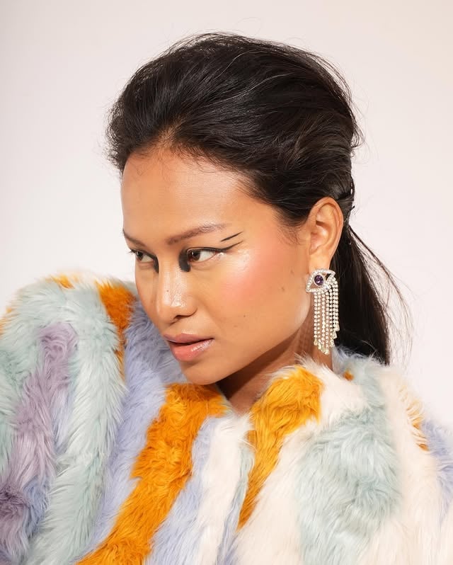 let the eyes do the talking 👀🤍talent @youknowdiya photographer @dhvaen styling @denishabakraniahmu by me:) @athirathakkar ............#makeupartist #glassskin #glowy #dewymakeup #dewyskin #makeuplover #makeupaddict #asianbeauty #asianskincare #fashiongram #fashionlover #clothingbrand #makeupjunkie #graphicliner #graphicart by @athirathakkar