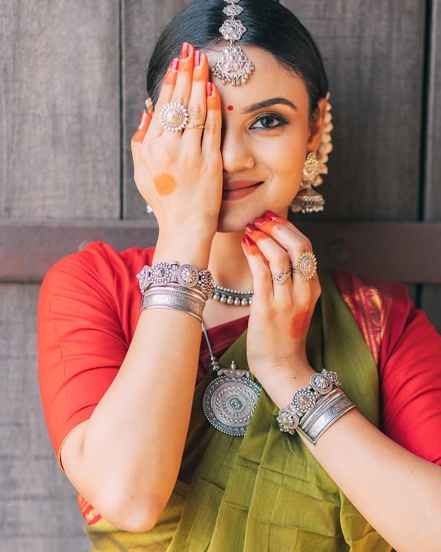 Happy Moments ❤️Can you identify the poses in 2nd and 3rd frames ?🤗😍....📸 : @framesbyankit MUA: @velvetvanitybyarushi Hair : @sadhanahlder Photowalk organised by @framesbyankit in association with @ministryofculturegoi @lalitkalakademi @amritmahotsav........#dancephotography #ministryofculturegoi #indianculture #indianclassicaldance #odissi #orissadiaries #dancediaries by @devyani_sh