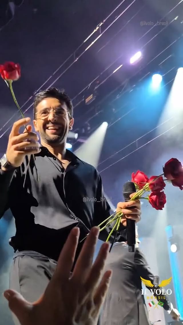 Final de noite em São Paulo, 20 de março… e a euforia toma conta 🌹✨Entre aplausos, gritos e sorrisos que não cabem no rosto, Il Volo se aproxima do público para um dos momentos mais esperados: a entrega das rosas.É carinho em forma de gesto, é gratidão trocada de perto, é aquela energia que só cresce até o último segundo.Um encerramento intenso, bonito e cheio de emoção — do jeito que a gente nunca quer que acabe. 🎶💛#ilvolo#ilvolomusic#ilvolobrasil#ilvolotpurbrasil2026#ilvolobrasil by @ilvolo__brasil