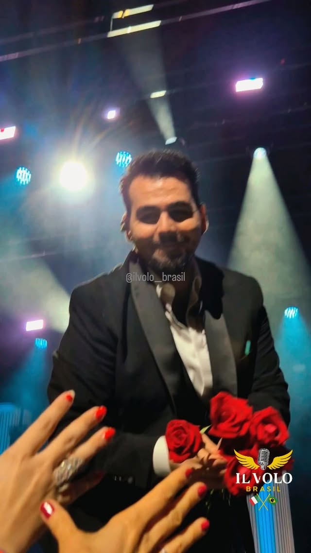 Momento de encerramento que ninguém quer perder 🌹No final do show, a plateia já está lá na frente, mãos estendidas, olhos atentos… esperando a chance de chegar mais perto.Il Volo se aproxima e começa a entregar as rosas vermelhas. Uma a uma. Olho no olho. Sorriso sincero.A reação vem forte — gritos, emoção, disputa, alegria.Receber uma rosa ali não é só um gesto.É levar pra casa um pedaço daquela noite. 💛🎶✨#ilvolo#ilvolobrasil#ilvolobrasil2026#ilvolotourbrasil#ilvolotourbrasil2026 by @ilvolo__brasil