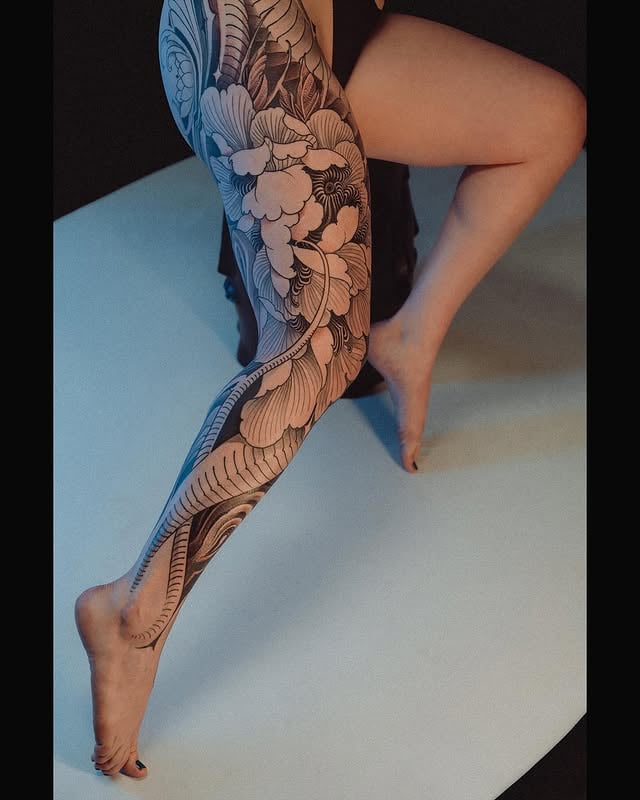 Freshly finished for Kerry. Thank you for your trust🙇🏻‍♂️,5 sessions leg sleeve for her first tattoo. by @fibs_