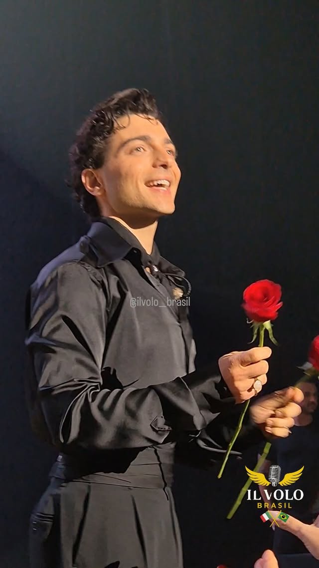 Encerramento em Curitiba, 17 de março de 2026 🌹As luzes já baixando, o público ainda vibrando… e começa um dos momentos mais esperados: as rosas vermelhas.Il Volo se aproxima, uma a uma sendo entregue, mãos estendidas, olhares atentos — todo mundo querendo guardar um pedacinho daquela noite.Muita disputa, emoção, corações emocionados, sorrisos que não cabem no rosto.E quando a rosa chega… vira lembrança pra sempre. 💛✨#ilvolo#ilvolobrasil#ilvolotourbrasil#ilvolobrasil2026#ilvolotourbrasil2026 by @ilvolo__brasil