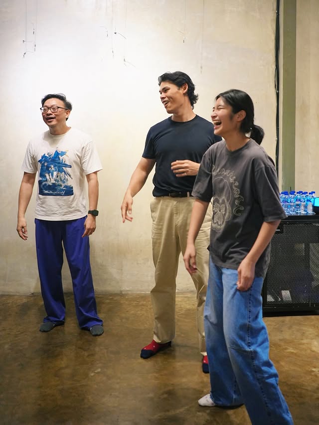 Acting class with @verdisolaiman 🎭Belajar untuk terus terbuka, menerima orang lain apa adanya. No need to change, no need to control, just letting them be. ⭐️⭐️⭐️⭐️⭐️ untuk pengalamannya, also thank you @theafilisa , for capturing this moment. by @jacquelynchandra
