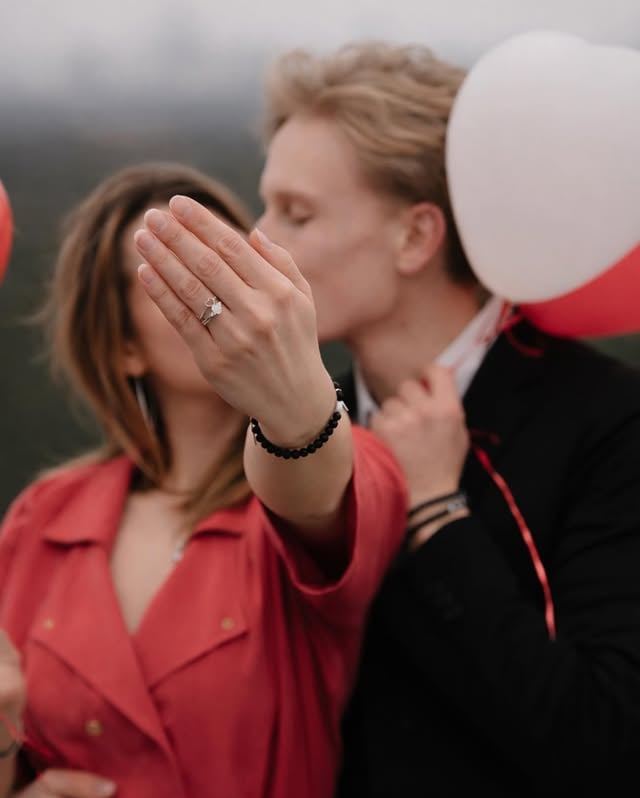 Das war wohl der schönste Tag meines Lebens!Damals waren es die Hallen-Fußballturniere mit Freunden, bei denen wir abgeräumt haben – das waren bisher meine Lieblingserinnerungen.Aber dieser Tag, dieser Moment … was war das denn?Um es neutral auszudrücken: Der absolute Hauptgewinn! Ich habe die perfekte Frau gefunden und sie hat „Ja“ gesagt!Die Ehe ist so viel mehr und so viel größer als wir uns je vorstellen können, denn sie ist ein lebendiges Bild für das Evangelium von Jesus Christus! In meinem Leben hat sich in den letzten Monaten viel verändert und ich kann mir nichts Schöneres vorstellen, als jetzt diesen Schritt zusammen mit meiner Verlobten und Jesus zu gehen! „Wer eine Frau gefunden hat, der hat etwas Gutes gefunden und hat Wohlgefallen vom HERRN erlangt.“ (Sprüche 18:22) by @ketzerderneuzeit