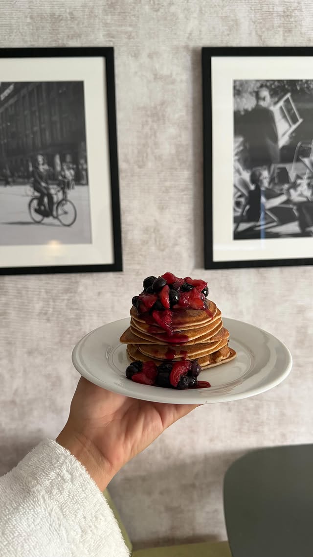 Empezando la semana con lo que más me gusta 🤍✨Mi desayuno favorito, alto en proteína y perfecto para sentirme ligera y fuerte.🥞 Panqueques fit:• 30g de avena en hojuelas• 120g de claras de huevo• 1 banano pequeñoFácil, delicioso y alineado con mis objetivos ✨Si quieres más recetas así de ricas y que SÍ funcionan, comenta “🥞” o escribe “QUIERO LA RECETA” y te la envío más por DM 💌#explore #gymmotivation #recipe #pancakes by @daniellaoviedo_