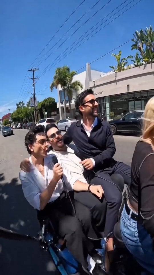 Quando três italianos entram num karaokê sobre rodas em Los Angeles… o resultado é puro caos, música e carisma. 😂🎤🚲Il Volo transformando as ruas de LA em palco mais uma vez — porque eles simplesmente não conseguem passar despercebidos nem num triciclo elétrico.Entre risadas, cantoria e aquele jeitinho italiano de conquistar todo mundo… saiu um dos vídeos mais divertidos deles dos últimos tempos. 🇮🇹✨@etrikekaraoke #ilvolo#etrikekaraoke#ilvolomusic#ilvolotoureua2026#ilvolotour2026 by @ilvolo__brasil