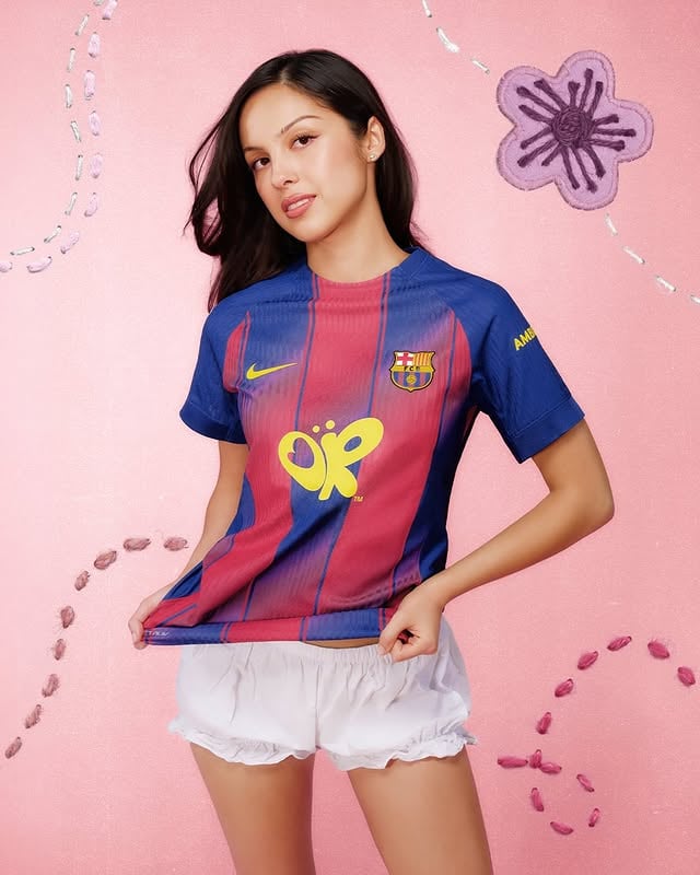 The kit. The colors. The dream ✨Una culer més 🫰Una culer más 🫰@spotify @oliviarodrigo 🩷