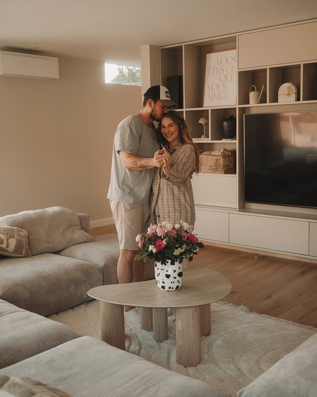 Finally !!!!! 🏠🗝️😭Nach nun 9 Monaten Umbau sind wir endlich zurück in unserem Zuhause !!!! 🥹Ich wusste nie wie sich Heimweh anfühlt - jetzt weiß ich es! Was eine wilde Achterbahnfahrt! Wir sind zu 3. ausgezogen und kamen zu 4. zurück - wie verrückt ?! 🙈Natürlich hat der Umbau viel länger gedauert als gedacht, war viel teurer und hat uns 3x so viele Nerven gekostet neben Schwangerschaft und Geburt wie unser Hausbau vor einigen Jahren ABER dafür ist es jetzt um so schöner geworden! 🥹Ich glaube die letzten Monate waren die krasseste Beziehungsprobe für @timjohnsonx & mich: Umbau, Handwerker, Umzug, packen, Geburt, Neugeborenes, Schlafmangel, Kleinkind, Chaos, Selbstständigkeit, unsere Firmen, Wochenbett .. wir brauchen erstmal Urlaub in unserem eigenen Haus um darauf klar zu kommen! 😅🙈Wir sind einfach nur überglücklich dass wir jetzt wieder in unseren eigenen 4 Wänden sind und den ganzen Stress in 1-2 Wochen, wenn wirklich alles fertig ist, hinter uns lassen können. 🥹🙏🏽________________________#umzug #eigenheim #umbau