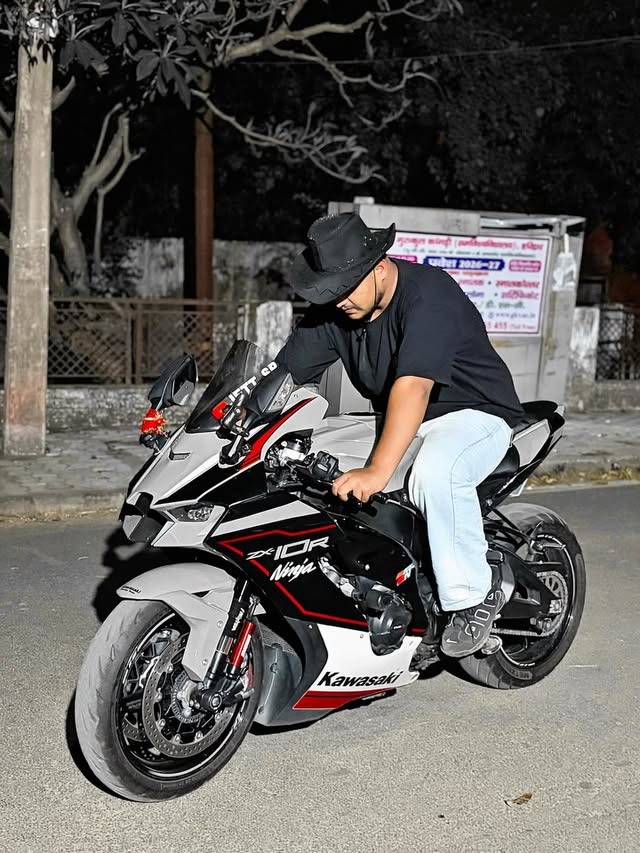 EYES ON ME💀 @hxrsh___1 follow!!..........#zx10r #modified #trendingpost #viralpost #10k by @hxrsh___1