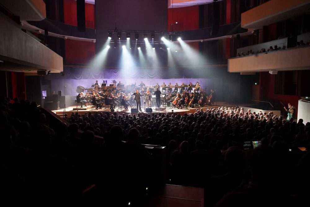 29042026, Lahti, FI🇫🇮Eilen soitettiin Suomipophittejä vapun etkokonsertissa mahtavan @sinfonialahti kanssa.🥳🎉Orkesterisovituksista vastasivat @akokiiski ja @rolfgustavson Oli upea ilta.✨Kiitos kaikille.💕🪄 @akokiiski 🎤 @jepalambert 🎤 @lauriamikkola 🎸 @villenurmiguitar 🎹 @mikkomaekinen 🪕 @ansq.bansq 🥁 @🙋🏼‍♂️📸 Sinfonia Lahti/Henrika Bäcklund by @risto_n