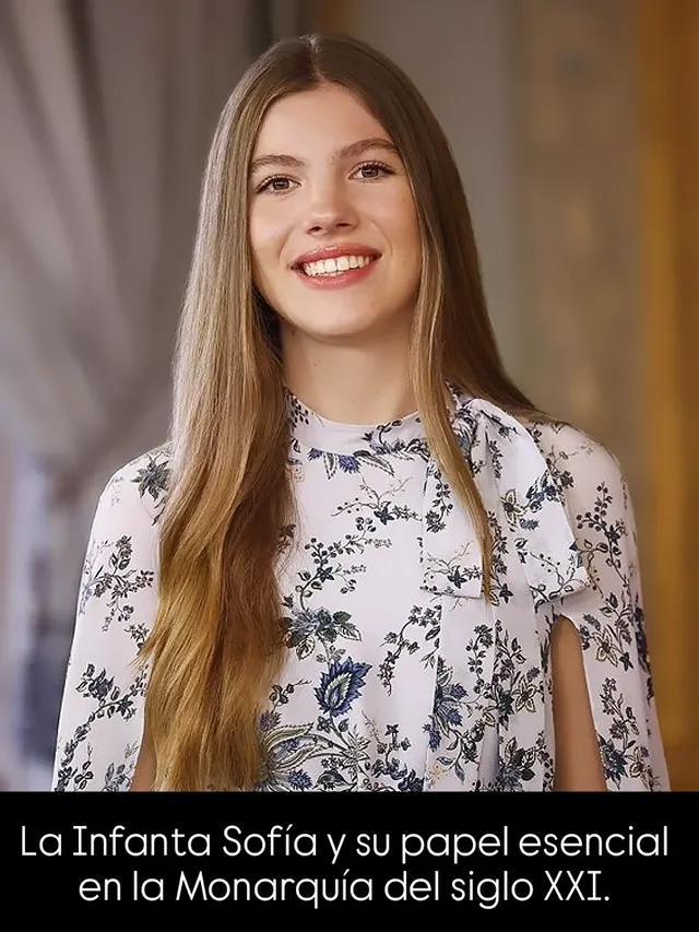 La Infanta Sofía ocupa un lugar fundamental en la monarquía española que va mucho más allá de su posición en la línea de sucesión. Aunque no es la heredera directa, su papel es estratégico por varias razones clave:​1. El modelo de "La Corona de dos"​Desde que eran pequeñas, los Reyes han proyectado una imagen de unidad absoluta entre Leonor y Sofía. Sofía no es vista como un "repuesto", sino como el soporte principal de la futura Reina. En una institución que puede llegar a ser muy solitaria, ella es la única persona que entiende exactamente la presión y el entorno en el que vive su hermana, convirtiéndose en su confidente y aliada más leal.​2. Modernización y cercanía​Sofía aporta un aire de frescura y naturalidad que es vital para la supervivencia de la Corona en el siglo XXI. Al tener una agenda ligeramente menos rígida que la de Leonor, puede permitirse gestos de mayor espontaneidad. Su estilo y su forma de desenvolverse conectan muy bien con las generaciones más jóvenes, ayudando a que la institución no se perciba como algo lejano o anticuado.​3. Representación y apoyo institucional​Como Infanta de España, Sofía tiene una función de representación propia. Su presencia en actos de gran relevancia (como los Premios Princesa de Asturias o eventos deportivos internacionales) refuerza la imagen de una familia real sólida y trabajadora.​4. Continuidad de los valores de la Corona​Incluso sin reinar, Sofía encarna los valores de servicio y deber. Su papel es demostrar que se puede servir a España desde una posición de apoyo, trabajando con la misma disciplina y profesionalismo que su hermana. Esto es crucial para mantener la estabilidad y la buena imagen de la Casa Real ante la opinión pública.#InfantaSofia #FamiliaRealEspañola #CasaReal #InfantadeEspaña©️ Casa de S.M el Rey, Carlos Alvarez, Lecturas by @leonorysofiaaltezasreales