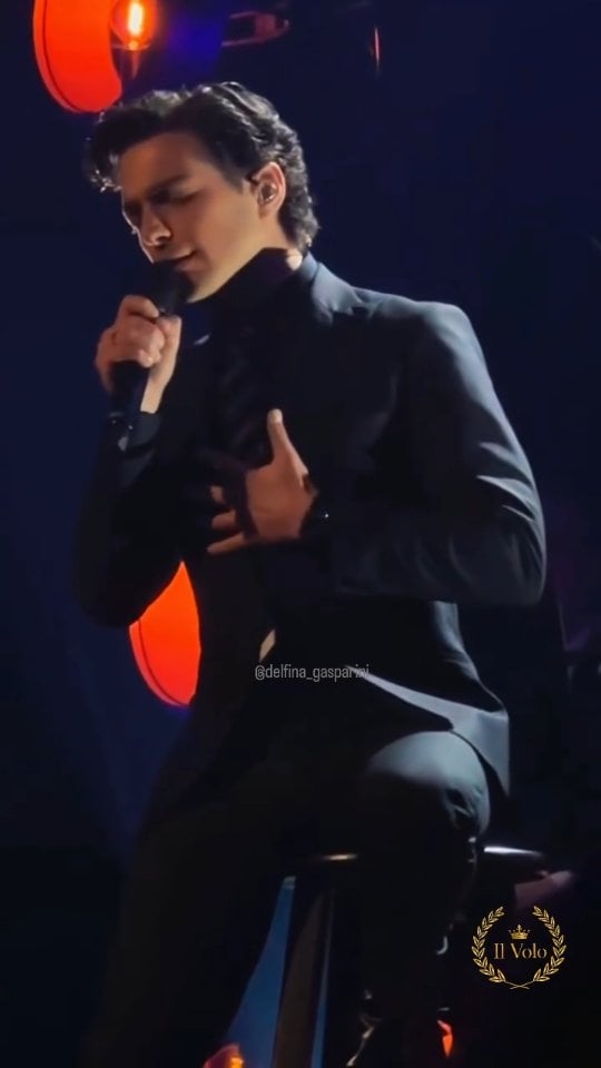 “Love Me Tender” na voz de Gianluca Ginoble ganha um charme diferente.Tem calma, tem intenção, tem aquele romantismo clássico que combina perfeitamente com a música de Elvis Presley.Gianluca canta de um jeito próximo, quase íntimo, e o teatro acompanha nesse mesmo clima — atento, envolvido, completamente dentro da canção. 🎶✨📽 @delfina_gasparini #ilvolo#ilvolotour2026#ilvolomusic#gianlucaginoble #ilvolo2026 by @ilvolo__brasil