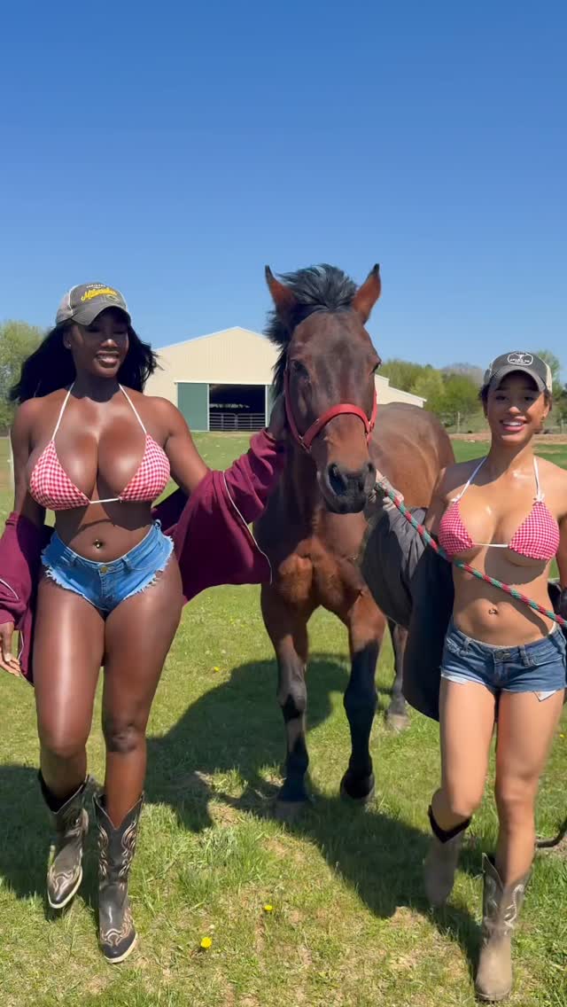 Not your usual scenery 😘 @stormimaya @cccattlecompany2020 by @_ellietheempress_