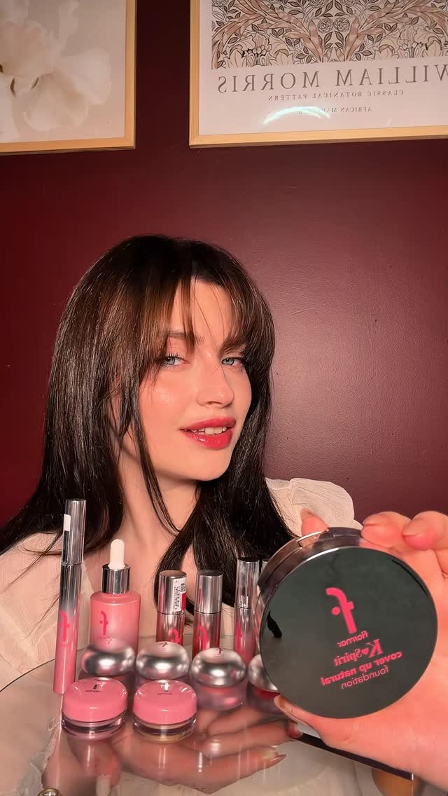 K-Spirit enerjisiyle modumuz yükseldi! ✨ Kore makyaj trendlerindeki o meşhur, ışıltılı ve pürüzsüz görünümünü yakalamak Flormar K-Spirit Koleksiyonu ile artık çok daha pratik. 🤍 İçeriğindeki Siyah Trüf özleriyle cilt tonunu eşitleyen ve cildine içten gelen bir ışıltı katan Cover Up Doğal Bitişli Fondöten ise bu pürüzsüz bitişin en güçlü tamamlayıcısı! ❤️🪄 #isbirligi by @yarenebrusonmez
