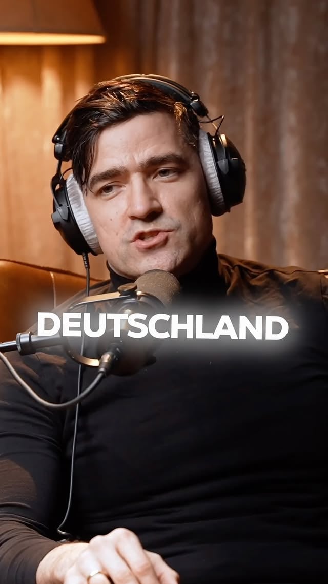 Martin Sellner spricht über ein Leben, das für viele unvorstellbar klingt.116 gesperrte Bankkonten, Einreisesperren, von Lesungen abgeführt, Zeitweise sogar Stromabschaltungen zu Hause.Die Frage nach Meinungs-, Reise- und Redefreiheit wird plötzlich sehr real, wenn Grundrechte nicht mehr selbstverständlich scheinen.Im Podcast sprechen wir über Überwachung, politische Repression, Medien, Aktivismus und darüber, wie es ist, zu einem der vermutlich meist-demonetarisierten Menschen im deutschsprachigen Raum zu werden.Falls du das Gespräch verpasst hast: ✅ Den Link zum Podcast findest du in der Bio / Beschreibung. by @ketzerderneuzeit