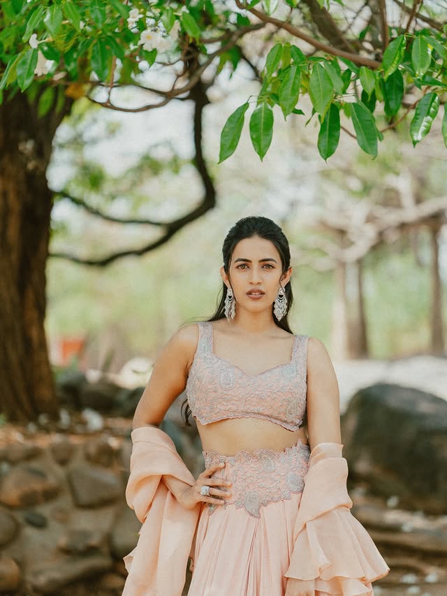 Can we talk about this pretty peach for a minute. 🪷.@photosbyvishnu @manogna_gollapudi @divaajain_ @petalsbyswathi @ravi_pasupuleti by @niharikakonidela