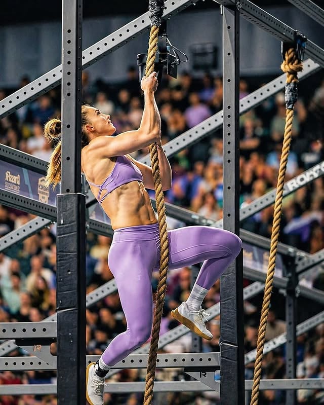 No easy way up ☝️⁠⁠Be honest… do you like rope climbs?⁠⁠#HEXXEE #HEXXEESocks #RopeClimb #TrainHard #NeverGiveUp by @hexxee