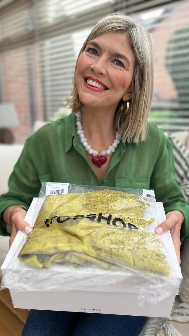 Snapping these up quickly from @topshop because we all know the best pieces sell out quickly! 💫Summer ready! ☀️Shorts & sandals linked on stories 🔗 #topshop #whatibought #summerstyle #fashionover40 #effortlesschic