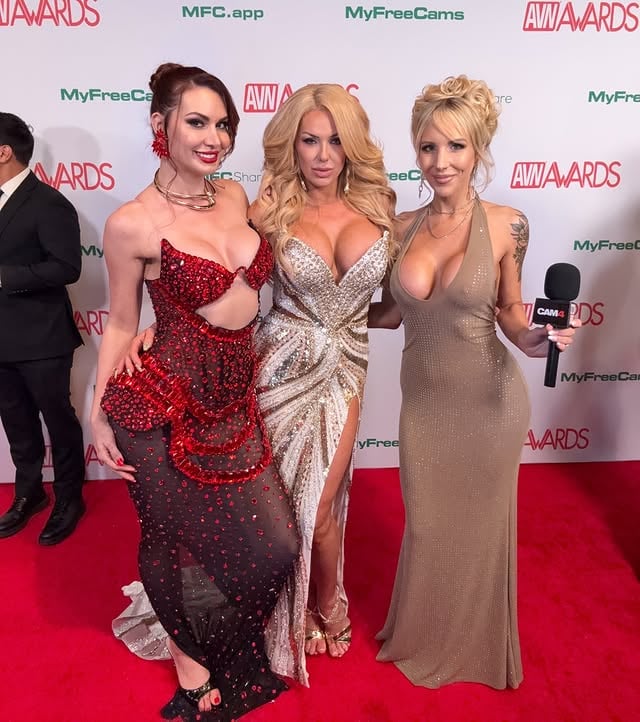 News anchors Marina Valmont and Sarah Harlow pose with glamorous performer Taylor Vixen on the Awards red carpet in Las Vegas.@taylorvixxen @marinavalmont @sarahharlowsworld 🎤 @thebikinireport