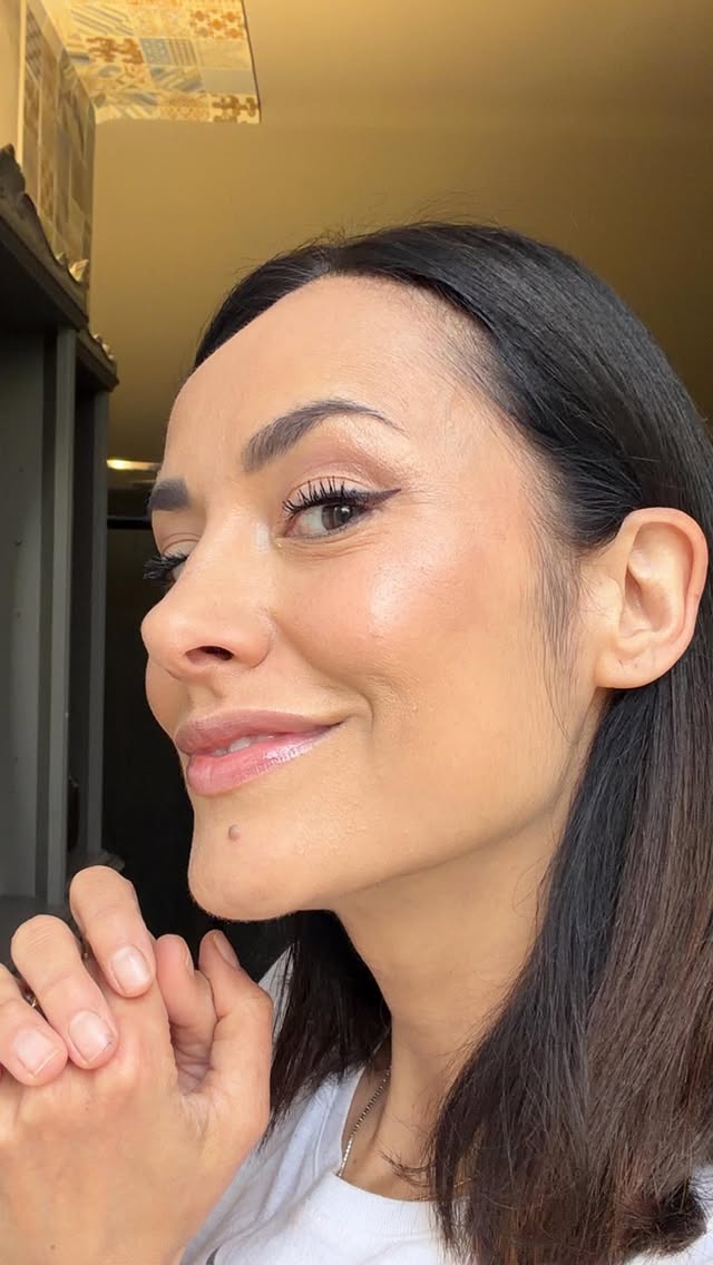 E poi diciamolo: da quando ho imparato a farmi bene l’eyeliner non sono più riuscita a lasciarlo andare 😂🤎Prodotti usati:-Second skin 50spf :SAND @miamo @attilaco -Boom stick cotton candy @sobeacosmetics -Palette UNICA : COSMO @sobeacosmetics -Eyebrow expert 03 @kikomilano -Mascara ICONICO @sobeacosmetics -Epic ink liner marrone @nyxcosmetics_italy -Boom stick radiant glow @sobeacosmetics -Lip oil treatment COCCO @sobeacosmetics @fede_nargi Ma la verità è che per me truccarmi non è mai stato solo “estetica”.E ‘ sicuramente un modo per prendermi cura della mia immagine, sì… ma soprattutto di come mi sento dentro quella immagine.✨#makeuproutine #naturalmakeup #glowmakeup #everydaymakeup #selfcare by @michelacoppaofficial