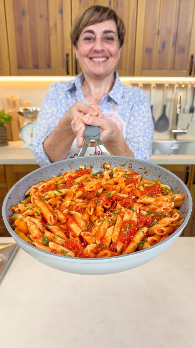 PENNE ALL’ARRABBIATA Un primo piatto semplice, veloce e che non passa mai di moda 😊

INGREDIENTI

320g di penne rigate
400g di pomodori pelati
1 spicchio d’aglio
Peperoncino secco
Olio d’oliva
Sale fino
Prezzemolo 

PROCEDIMENTO

Iniziamo subito portando a bollore una pentola d’acqua sul fuoco; non appena bolle, saliamo e caliamo le nostre penne. Nel frattempo che la pasta cuoce, dedichiamoci al condimento: versiamo un giro d’olio in una padella e lasciamo dorare l’aglio tagliato finemente insieme a una dose generosa di peperoncino (potete scegliere quello fresco, secco o persino in polvere). Una volta pronto il soffritto, uniamo i pomodori pelati e giriamo bene (un piccolo trucco: sciacquate il barattolo con un goccio d’acqua e versate pure quella nel tegame). Aiutandoci con un cucchiaio di legno, rompiamo i pelati interi più grossi. Regoliamo di sale e lasciamo stringere il sughetto per circa 7-8 minuti, girandolo ogni tanto. Scoliamo le penne ben al dente direttamente nella padella con il sugo, mescoliamo per bene e lasciamo saltare sul fuoco per un minuto così da farle insaporire. Infine, spegniamo la fiamma e completiamo con una ricca manciata di prezzemolo fresco tritato al momento. Le nostre penne all’arrabbiata sono calde e pronte da servire!

#ricettaveloce #primipiatti #ricettafacile #fattoincasadabenedetta