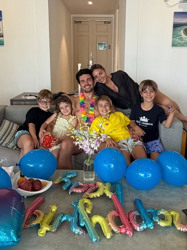 Alla mia spalla , al mio rifugio, alla nostra forza , al mio migliore amico🤍a te che dai tutto per noi, che ci insegni che con determinazione, impegno e coraggio i sogni possono diventare realtà ! Alla mia persona preferita 🤍tanti auguri Mamao del mio cuore come farei senza te 🤍Thank God 🤍🙌🏻