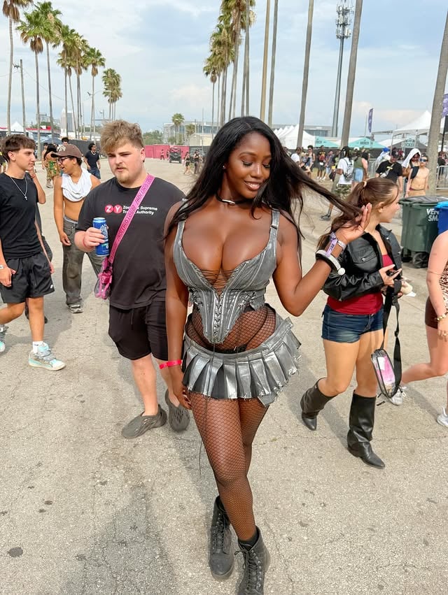 This outfit deserves its own lineup slot @dollskill #rollingloud by @_ellietheempress_