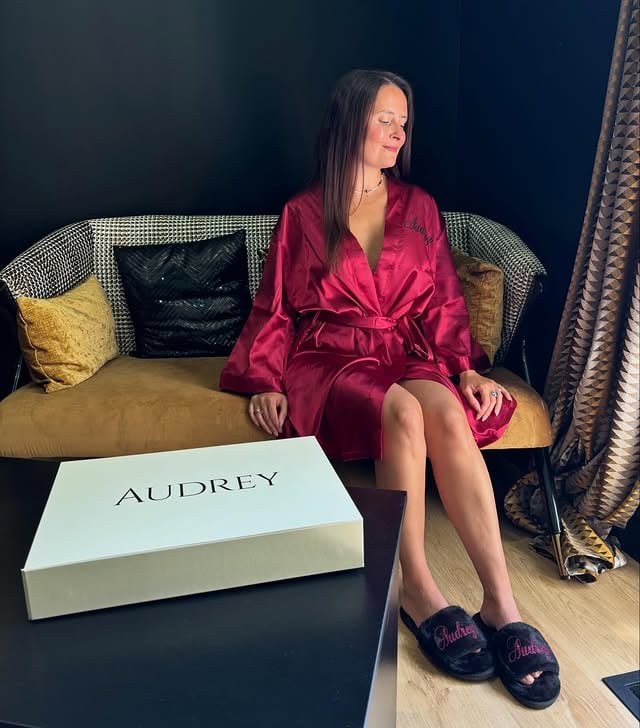 Little luxury moments ✨🤍Complètement fan de ce coffret personnalisé…Le peignoir satiné, les chaussons assortis, les petits détails brodés à mon prénom 😭🫧Une vraie ambiance cocooning & élégante comme j’aime 😏Merci encore à la marque @homedress_off pour cette jolie découverte ✨#collaboration #peignoirpersonnalisé #cocooning #selfcare #luxuryvibes by @pepette33600