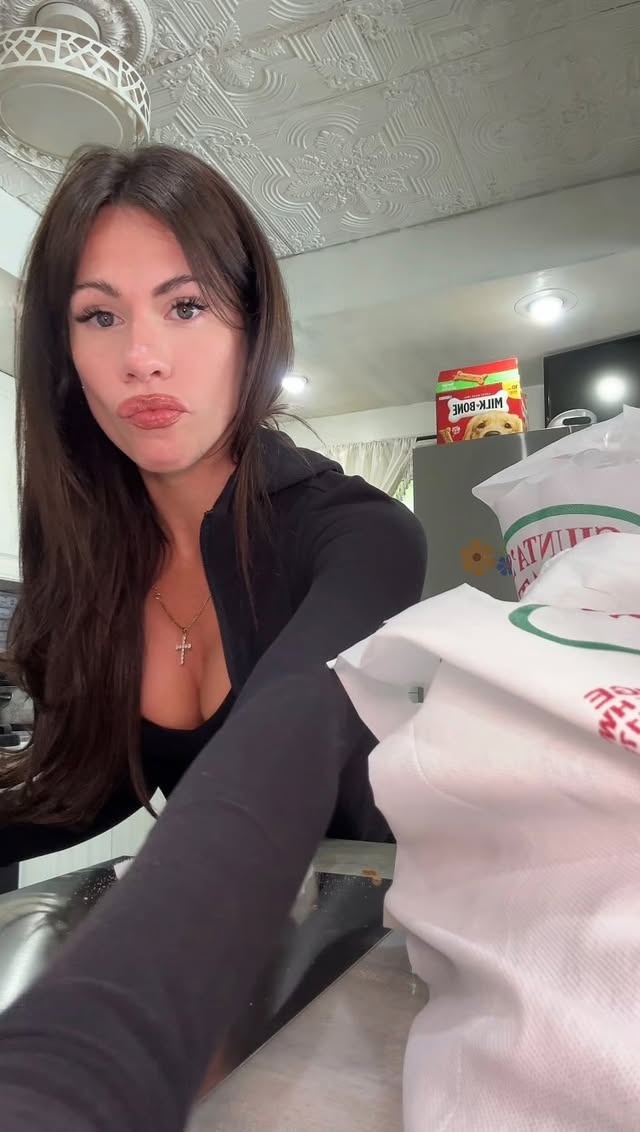 A very messy & chaotic unbagging @giuntasmeatfarms 🇮🇹🇺🇸 Stay tuned to see how my BBQ turns out ☺️☀️#laitalianprincess #giuntasmeatfarms #italianamerican #foodie #explore by @laitalianprincess