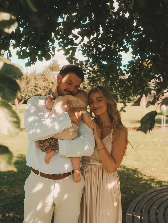 Nicht nur Vater sondern PAPA.. 🥹🤍@timjohnsonx du hast mir gezeigt, dass ein Papa auch DA sein kann,dass ein Papa weinen darf,dass ein Papa Spaß am Papa-sein hat,dass ein Papa Verantwortung übernimmt,dass ein Papa dazu lernen darf,dass ein Papa selbstverständlich care Arbeit leistet,dass ein Papa seine Kinder über alles liebt,dass ein Papa sich interessiert, dass ein Papa stark sein kann, ohne hart zu werden,dass ein Papa Nähe zeigen darf,dass ein Papa seine Familie an erste Stelle setzt .. Danke, dass du der Papa unserer Kinder bist, den ich mir immer gewünscht habe .. 🥹🤍___________#vatertag #papa